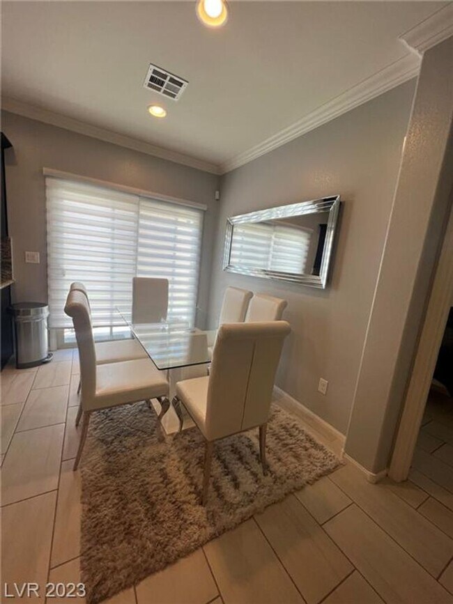 Building Photo - BEAUTIFUL HOME IMMACULATE AND READY TO MOVE-IN