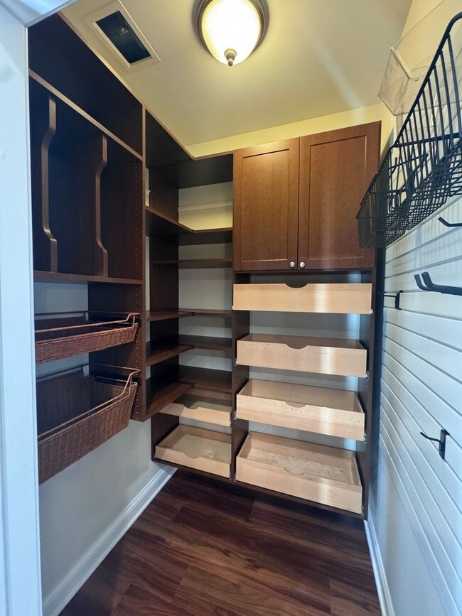 Building Photo - 2 Bed 2.5 Bath In Oak Park Available!