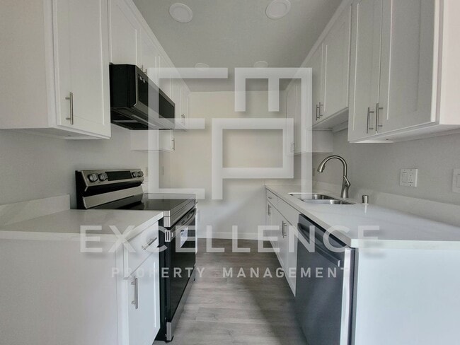 Building Photo - 2/1 With Private Patio, AC, Updated Kitche...