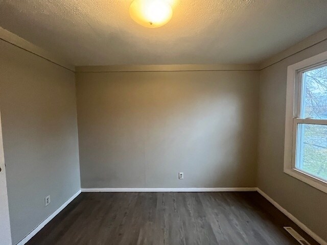 Building Photo - 608 E 4th St