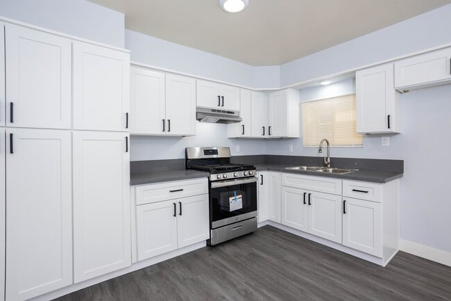 Building Photo - 331 San Emidio St