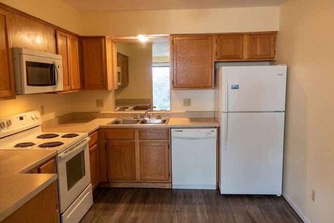 Building Photo - $1,500 | 2 Bedroom, 1 Bathroom | 1st Floor...