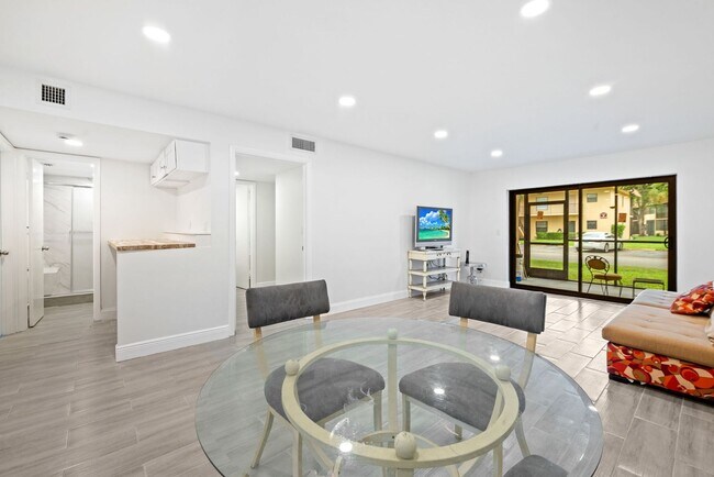 Building Photo - Fully Renovated 2 Bed / 2 Bath – Everything New!