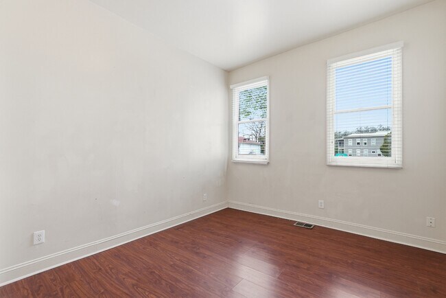 Building Photo - 309 W 41st St