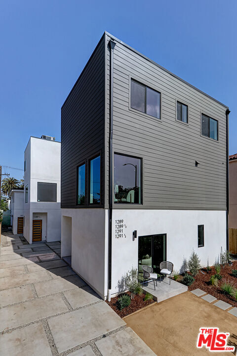 Building Photo - 1289 S Sycamore Ave