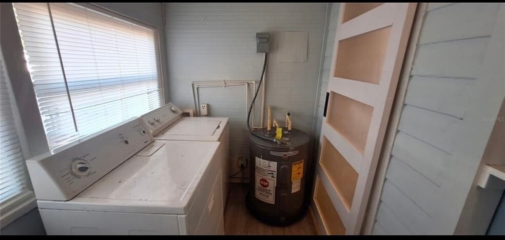 Building Photo - 821 Newton Ave S