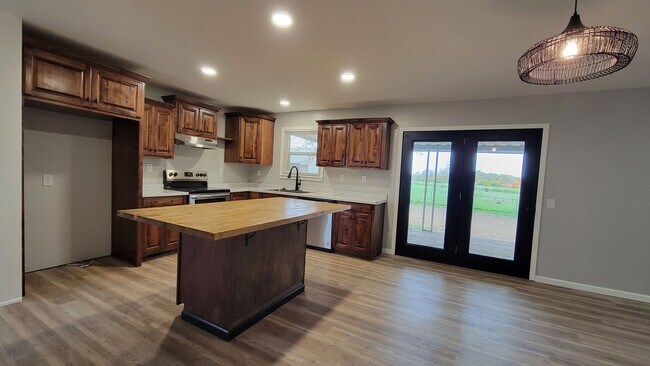 Building Photo - SPACIOUS NEWLY REMODELED 3 Bedroom | 1.5 B...