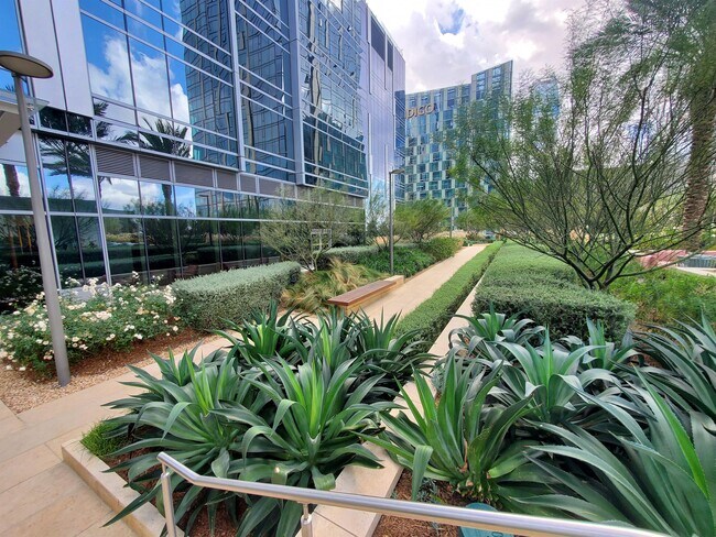 Primary Photo - 877 Francisco St