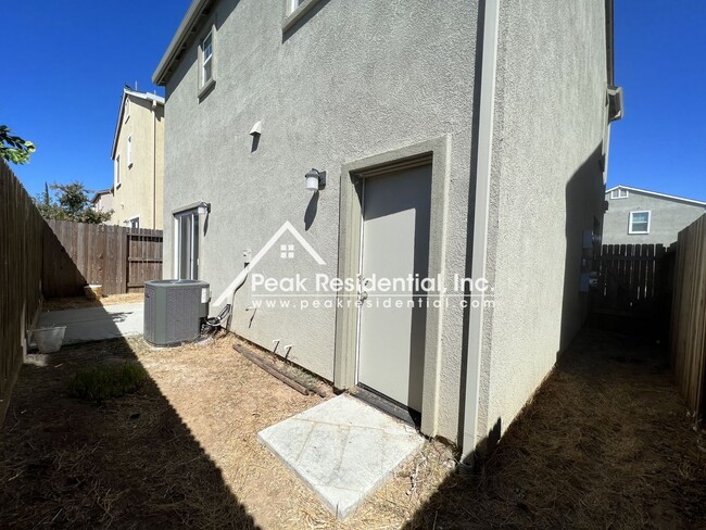 Building Photo - Newer 3bd/2.5 ba Home with 1 Car Garage in Gated Community