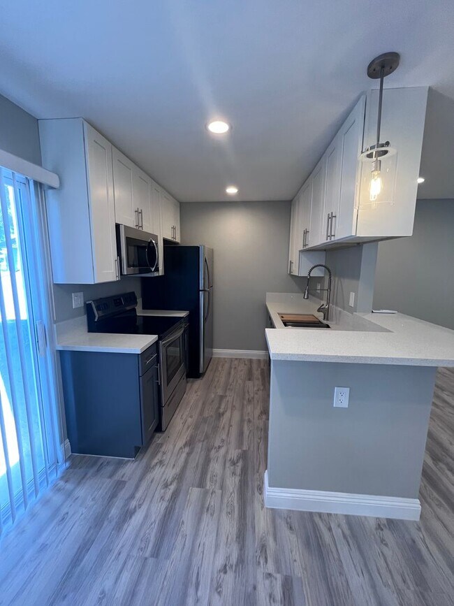 Building Photo - Beautifully Upgraded One Bedroom-One Bathr...