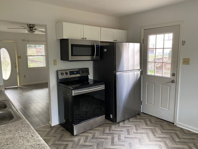 Building Photo - Conveniently located 4 bedroom, 2 bathroom...