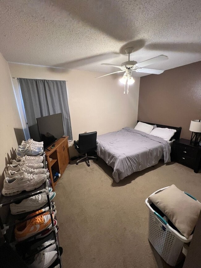 Building Photo - Available NOW! 2 bed 2 bath 2 car garage