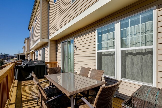 Building Photo - Luxurious 4-Bedroom Townhouse with 2 Car Garage in Manassas!