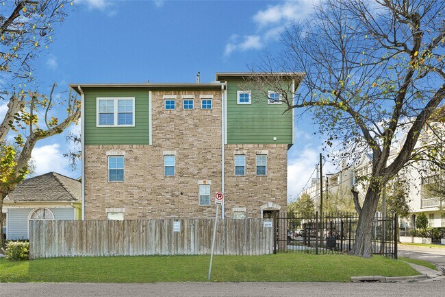 Building Photo - 2736 Cortlandt St