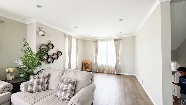 Building Photo - 30W001 Brayman Ct