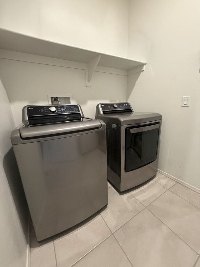 Building Photo - Gorgeous 3 Bedroom 2 Bath with modern upgrades in the home!