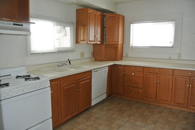 Building Photo - 616 14th St SE