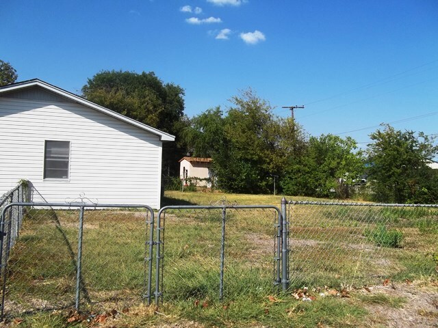 Building Photo - 307 Easy St