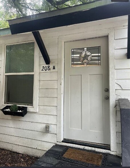 Building Photo - 208 E Magnolia St