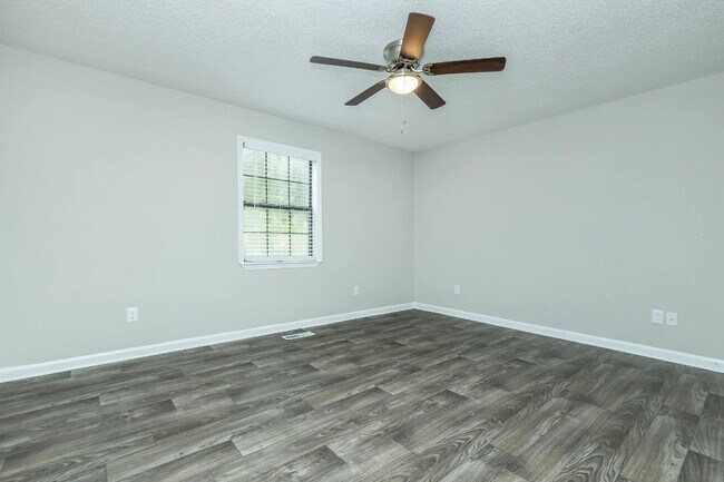 Building Photo - Move In Special: $300 OFF Rent + NO Admin Fee + 1/2 OFF Deposit