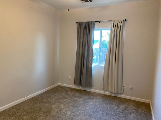 Building Photo - Large 4 bedroom 2 bath home FOR RENT!