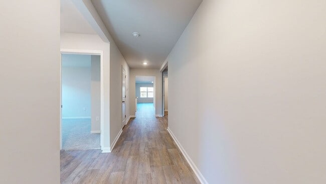 Building Photo - 4 bedroom Home in WATERSIDE!