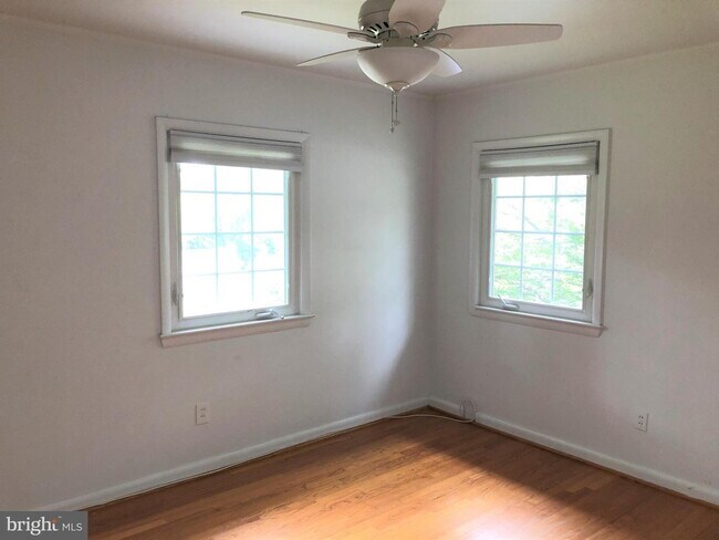 Building Photo - Impressive North Arlington Home with Abund...