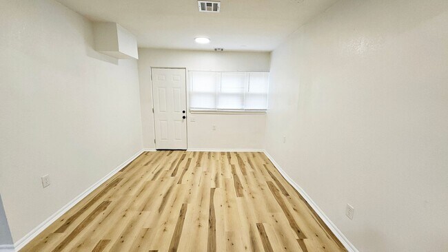 Building Photo - Remodel-Lots of Yard Space-3 Bed/2 Bath