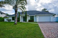 Building Photo - Modern Home in Palm Beach Gardens, Just Mi...