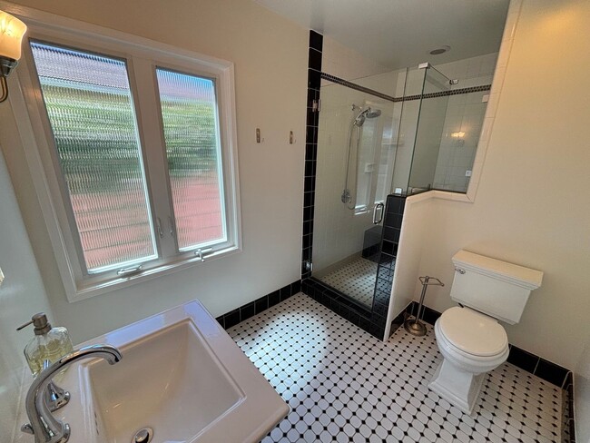 Building Photo - Clean and comfortable 3 bedroom available ...