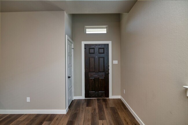 Building Photo - GORGEOUS 3 BEDROOM DUPLEX LOCATED IN MIDLO...