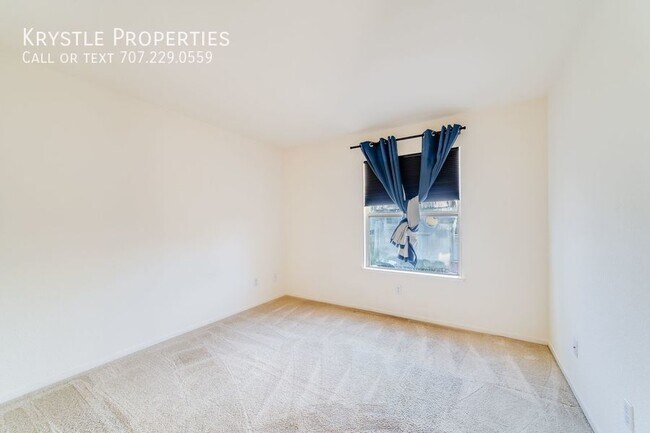 Building Photo - Luxurious Living in Gated Villa Del Mar Co...
