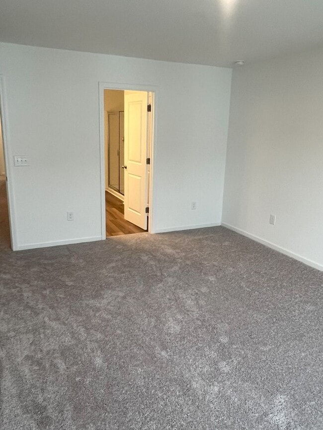 Building Photo - Bright & Modern 3-Bedroom Townhome in a Prime Triangle Location!