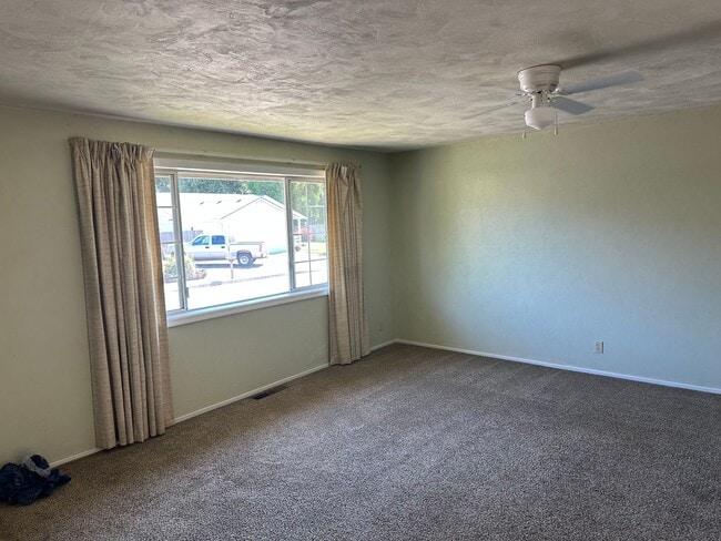 Building Photo - Large 2 bedroom 2 bathroom duplex with garage!  MOVE IN SPECIAL!