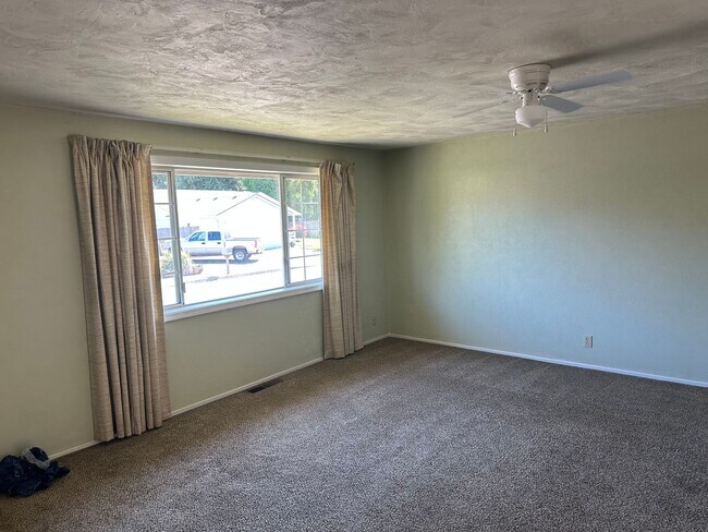 Building Photo - Large 2 bedroom 2 bathroom duplex with garage!