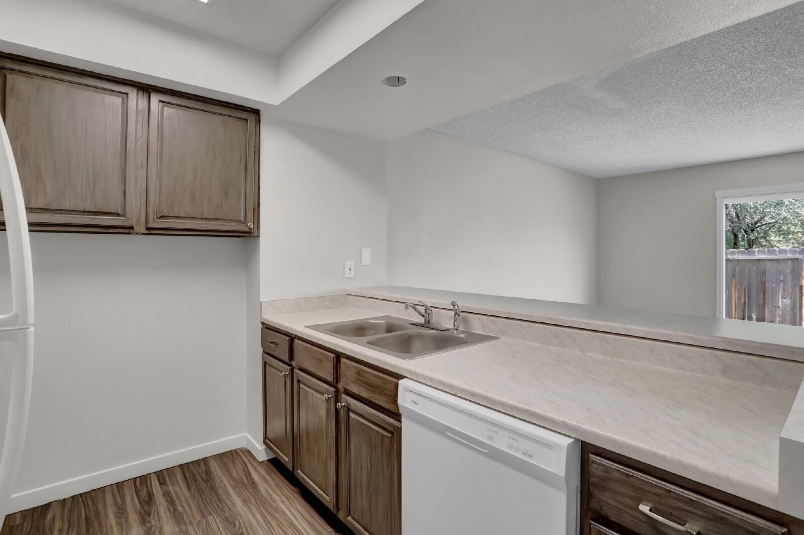 Building Photo - Fully Remodeled End-Unit Townhome Near Pet...