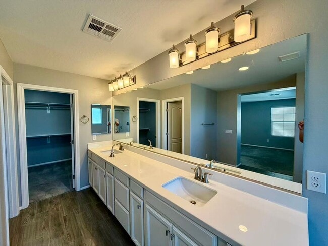 Building Photo - Fantastic two story single family house