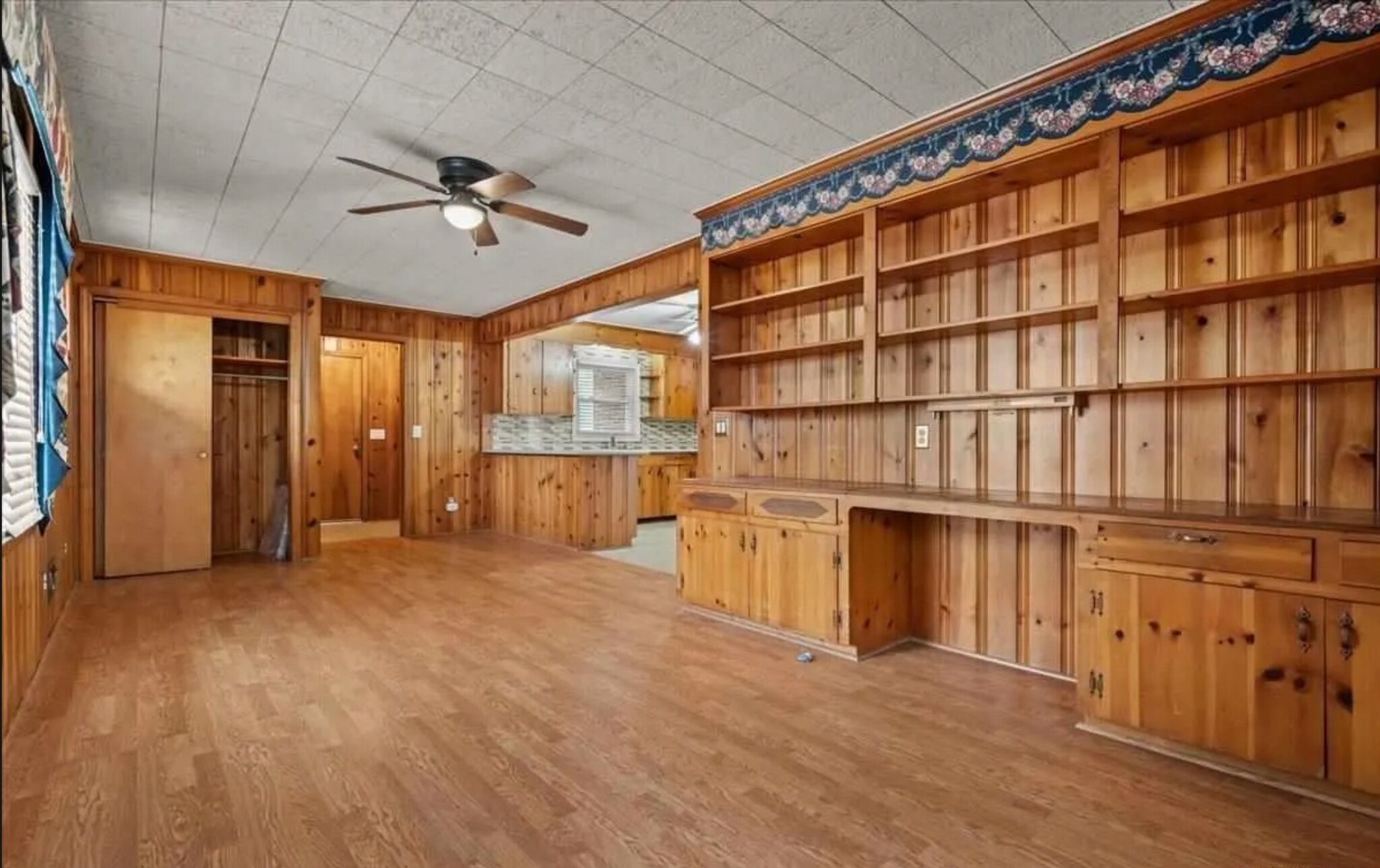 Den/Office - 1202 State Rd S-21-1470