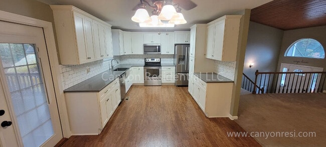 Building Photo - 6141 Blue Ash Dr