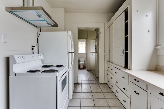 Building Photo - 4 Bedroom Ground Floor Apartment in Westside Neighborhood