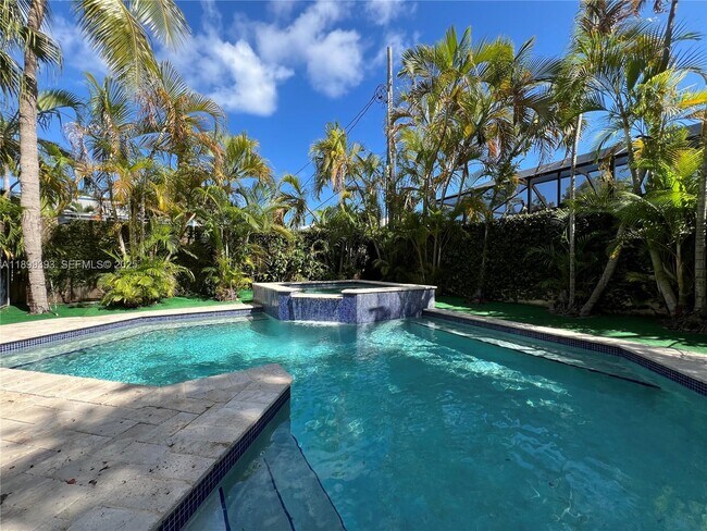 Building Photo - 573 Satinwood Dr