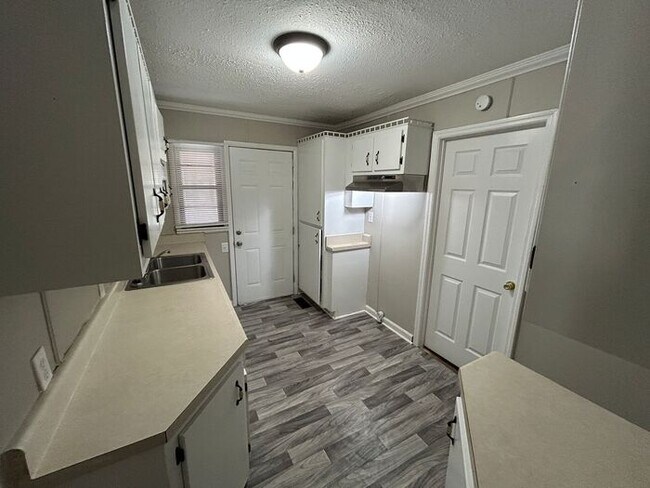 Building Photo - Adorable 3-Bedroom Home with Fenced Backya...
