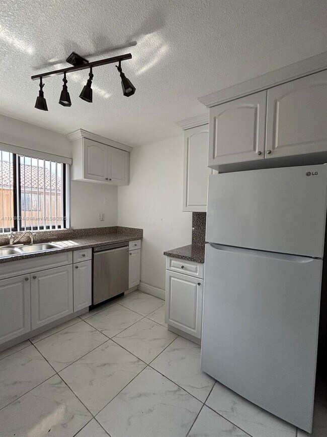 Building Photo - 2740 W 61st St