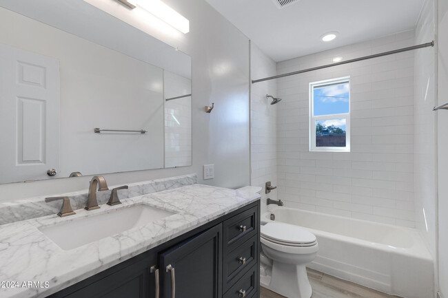 Building Photo - 607 E Encanto Dr