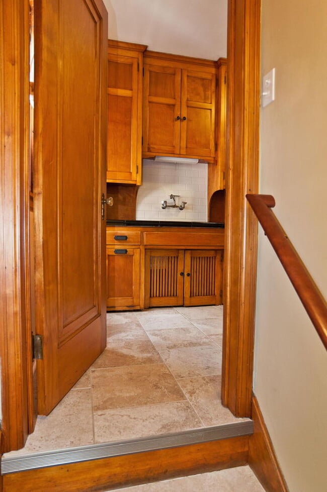 Building Photo - Spacious 3-Bedroom Duplex with Garage and 2 bathrooms in Minneapolis!