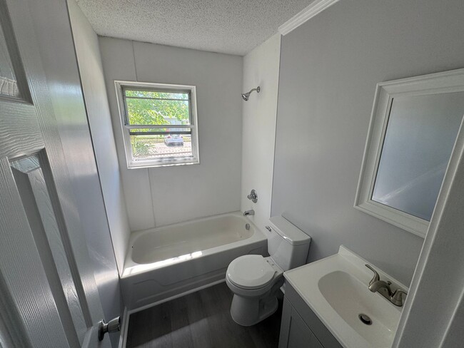 Building Photo - 2 Bedroom House in East Tarboro