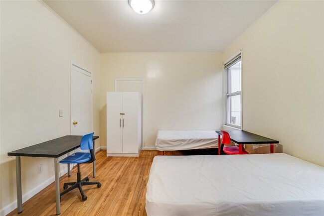Building Photo - 144 Nelson Ave