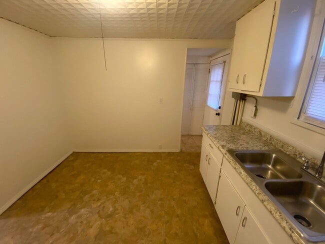 Building Photo - 2 Bedroom/1 Bathroom House For Rent