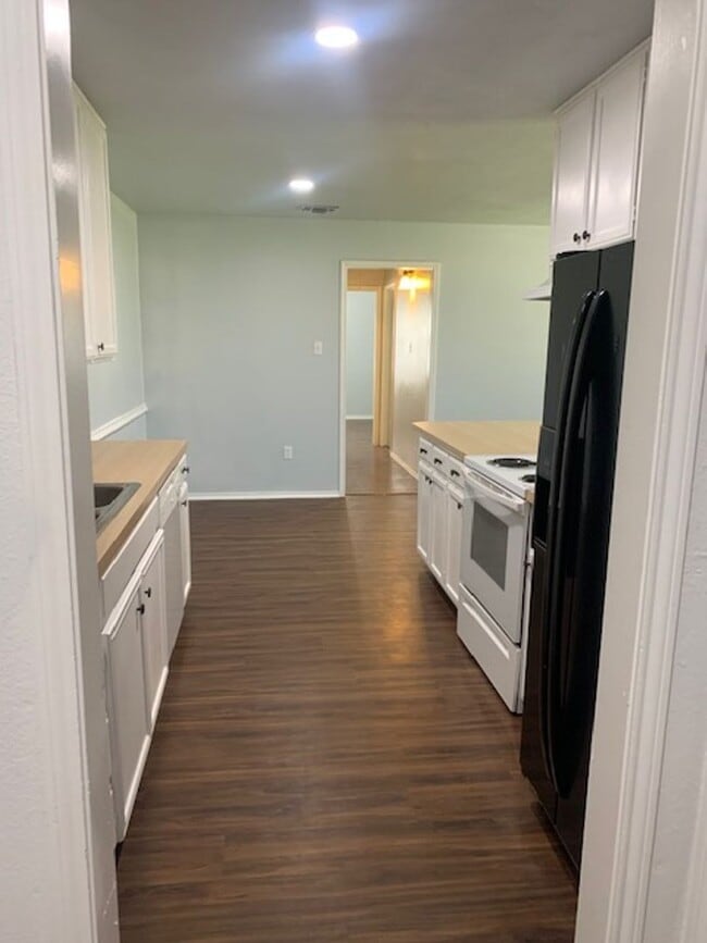 Building Photo - Big lot- Cute 2/1 duplex! Burleson
