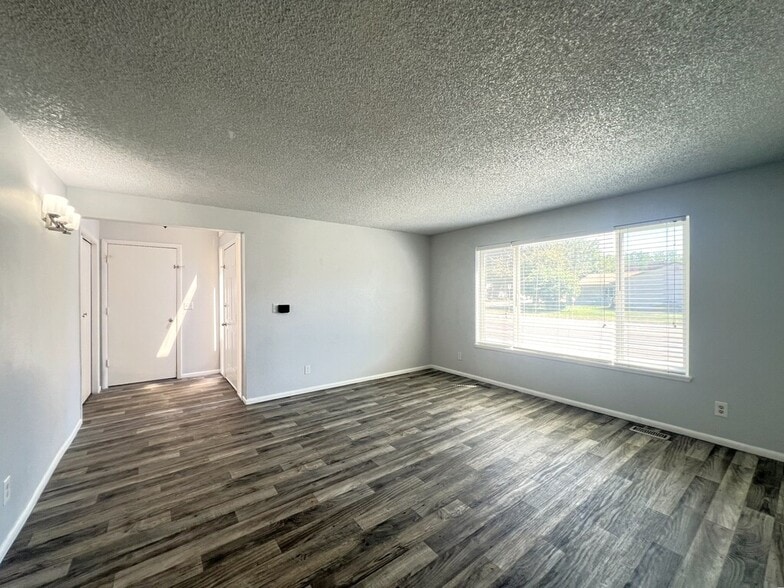 Building Photo - 906 E Bergeson St